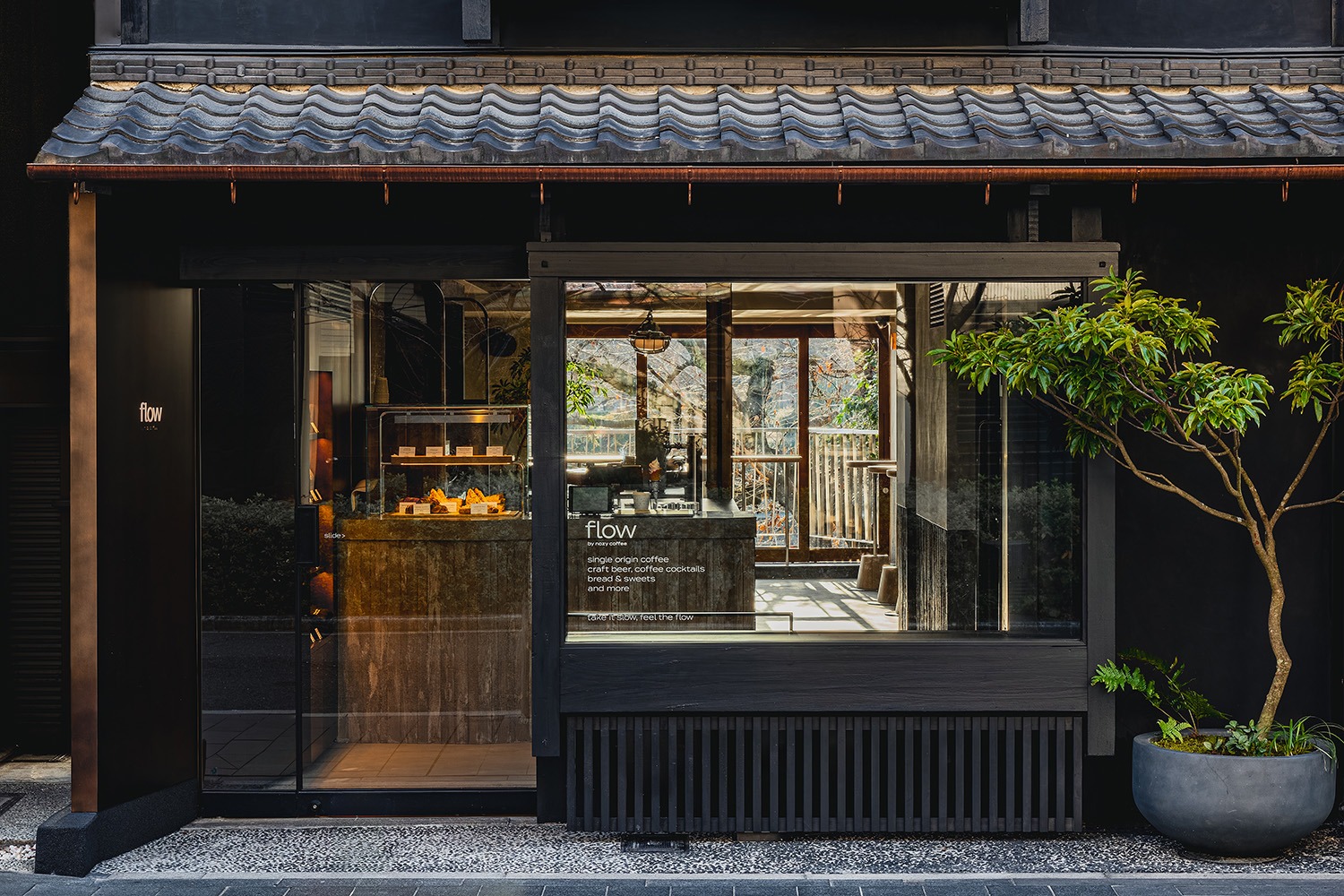 京都の新星コーヒーショップ！魅惑のスタンド&リラックス空間が共存する「flow by nozy coffee」 | COFFEE ROBOT