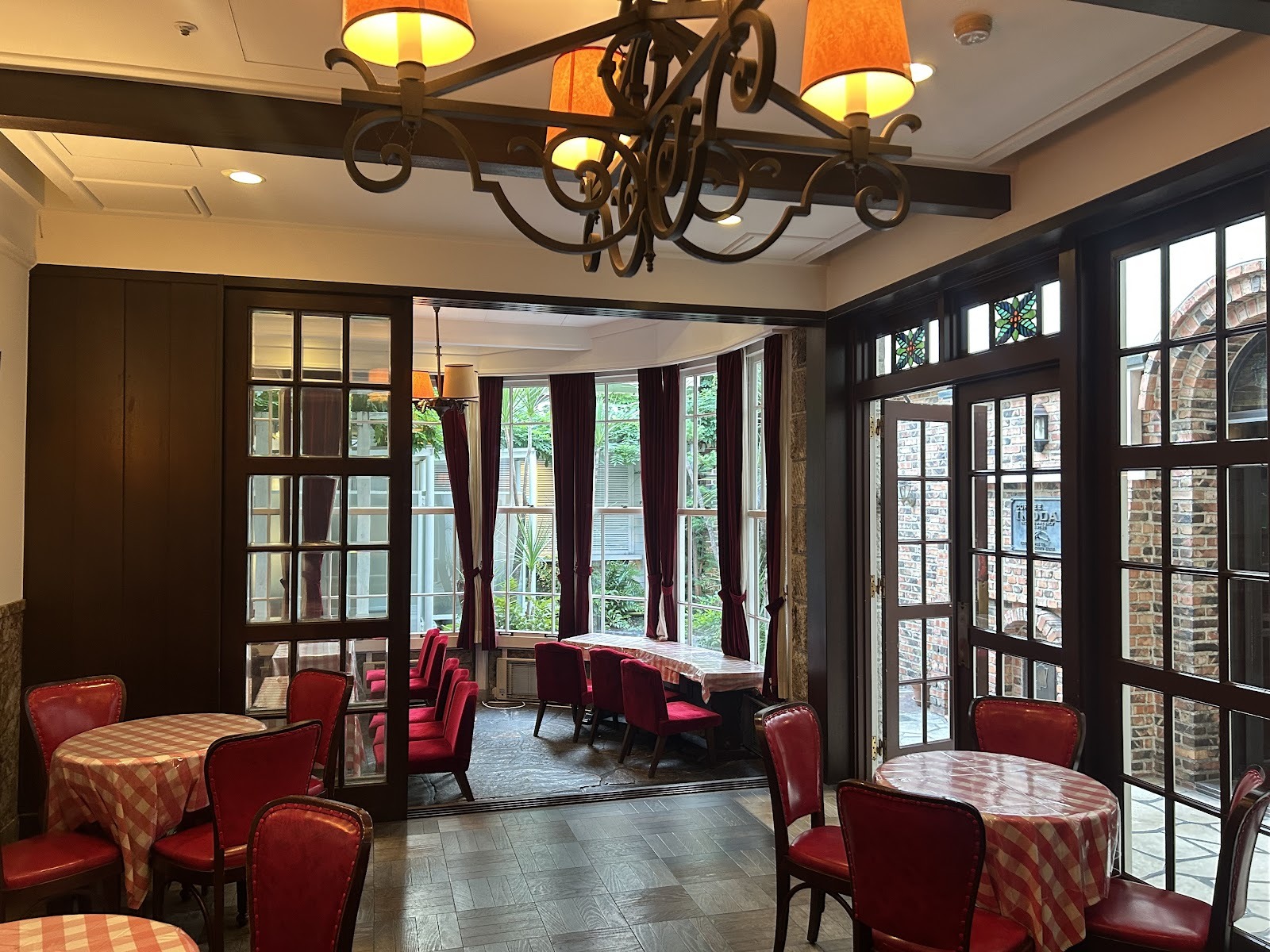 伝統の香りと革新の一杯が響きあう場所：イノダコーヒ 本店の挑戦 | COFFEE ROBOT